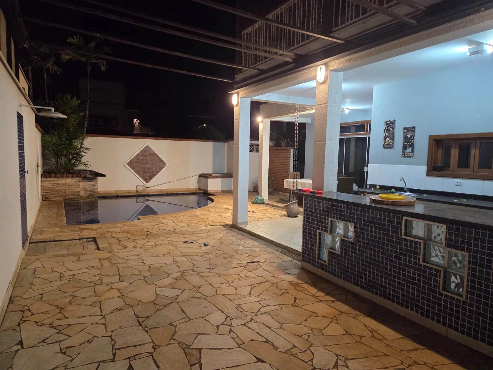Iluminação de área de lazer com piscina