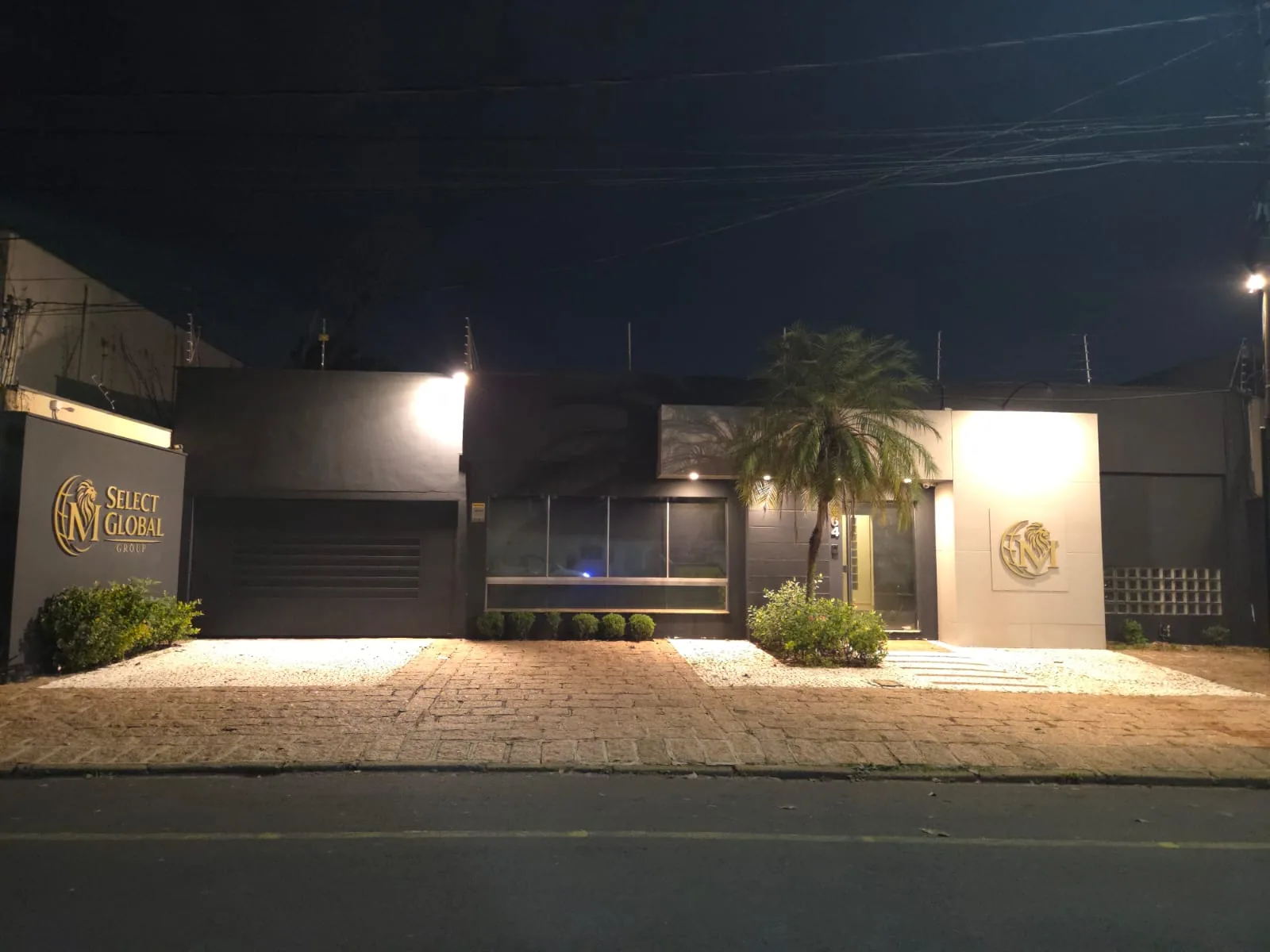 Iluminação de fachada comercial