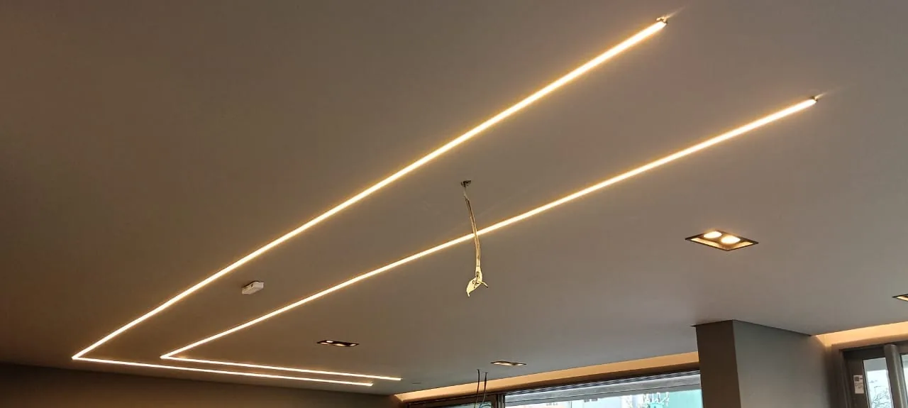 Linhas de LED integradas ao teto