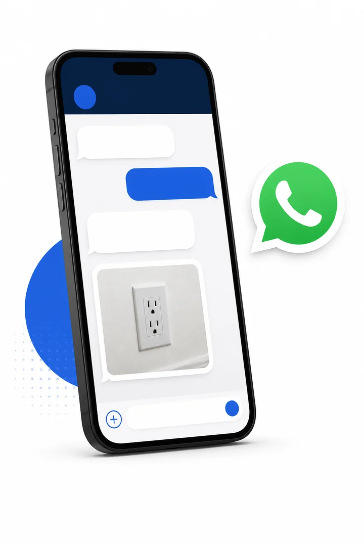 Celular com conversa de atendimento pelo WhatsApp