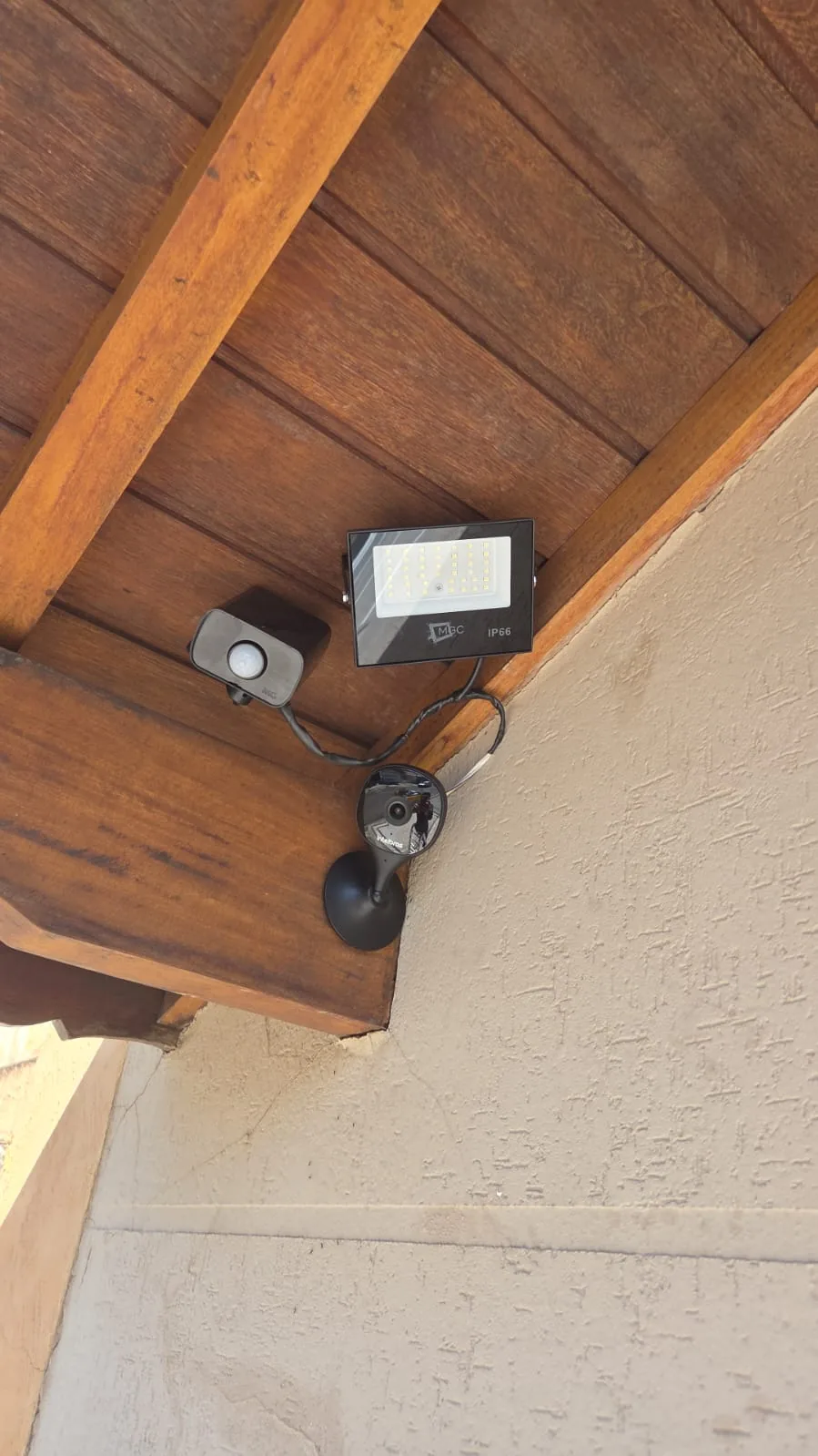 Sensor, câmera e refletor instalados em área externa