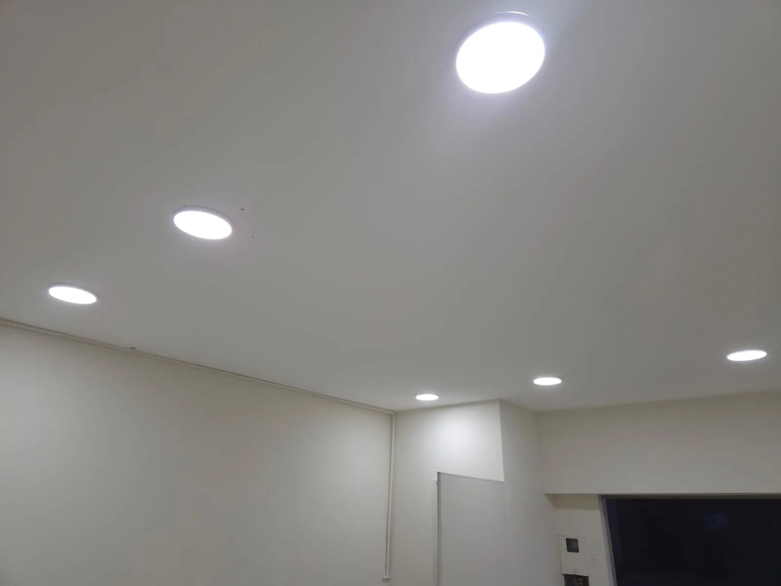 Spots de LED embutidos em ambiente interno